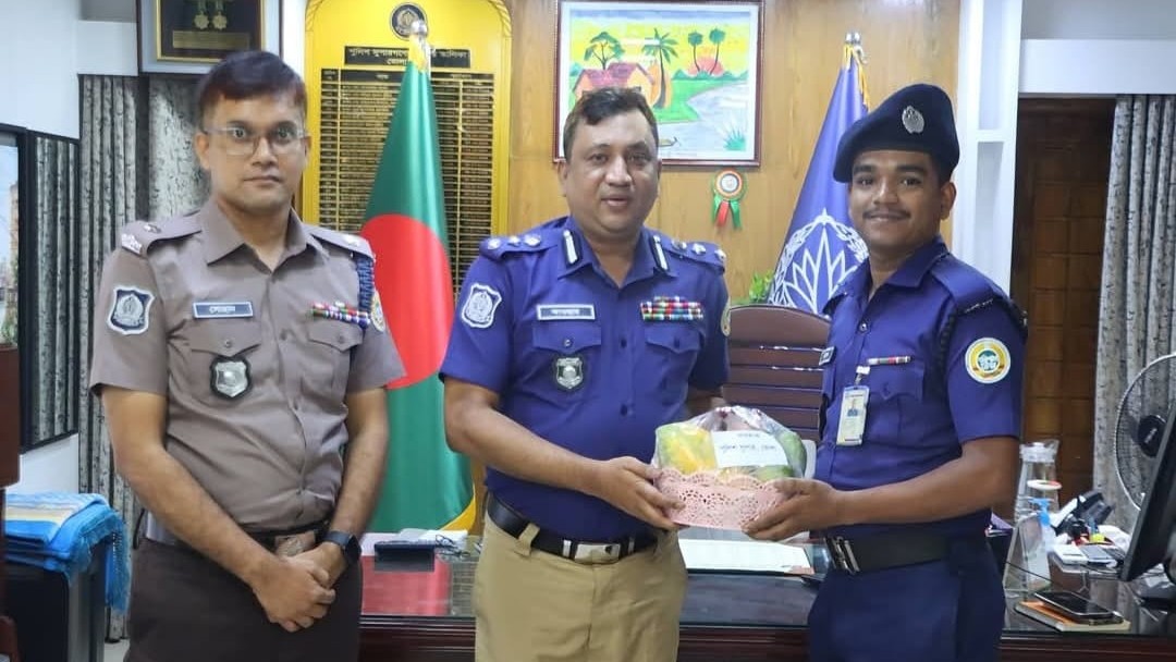 রক্তের অভাবে থমকে ছিল প্রসূতির সিজার, রক্ত দিয়ে পাশে দাঁড়ালেন পুলিশ সদস্য